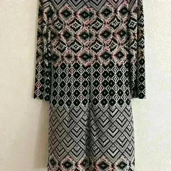 Vince Camuto Long Sleeve Midi - Picture 2 of 3